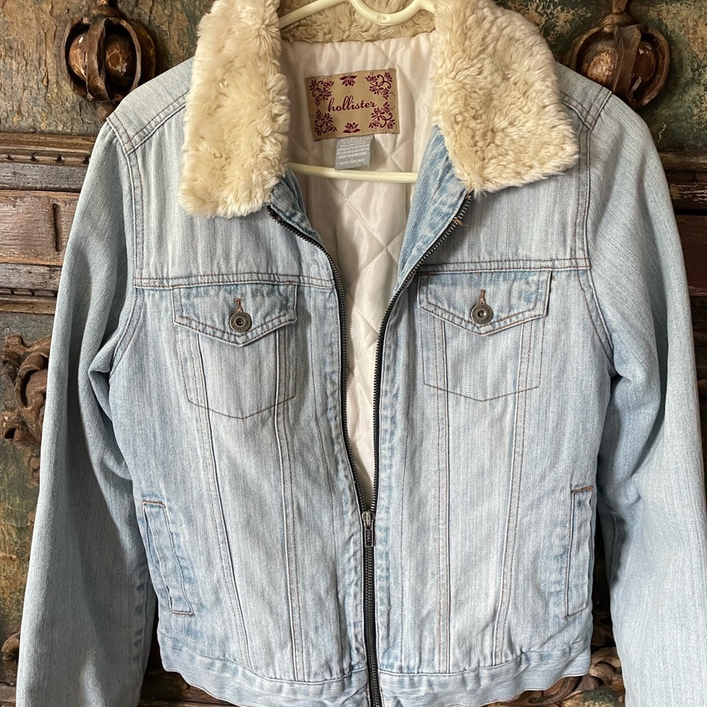 Quilted and fur collared denim jacket by Hollister-
